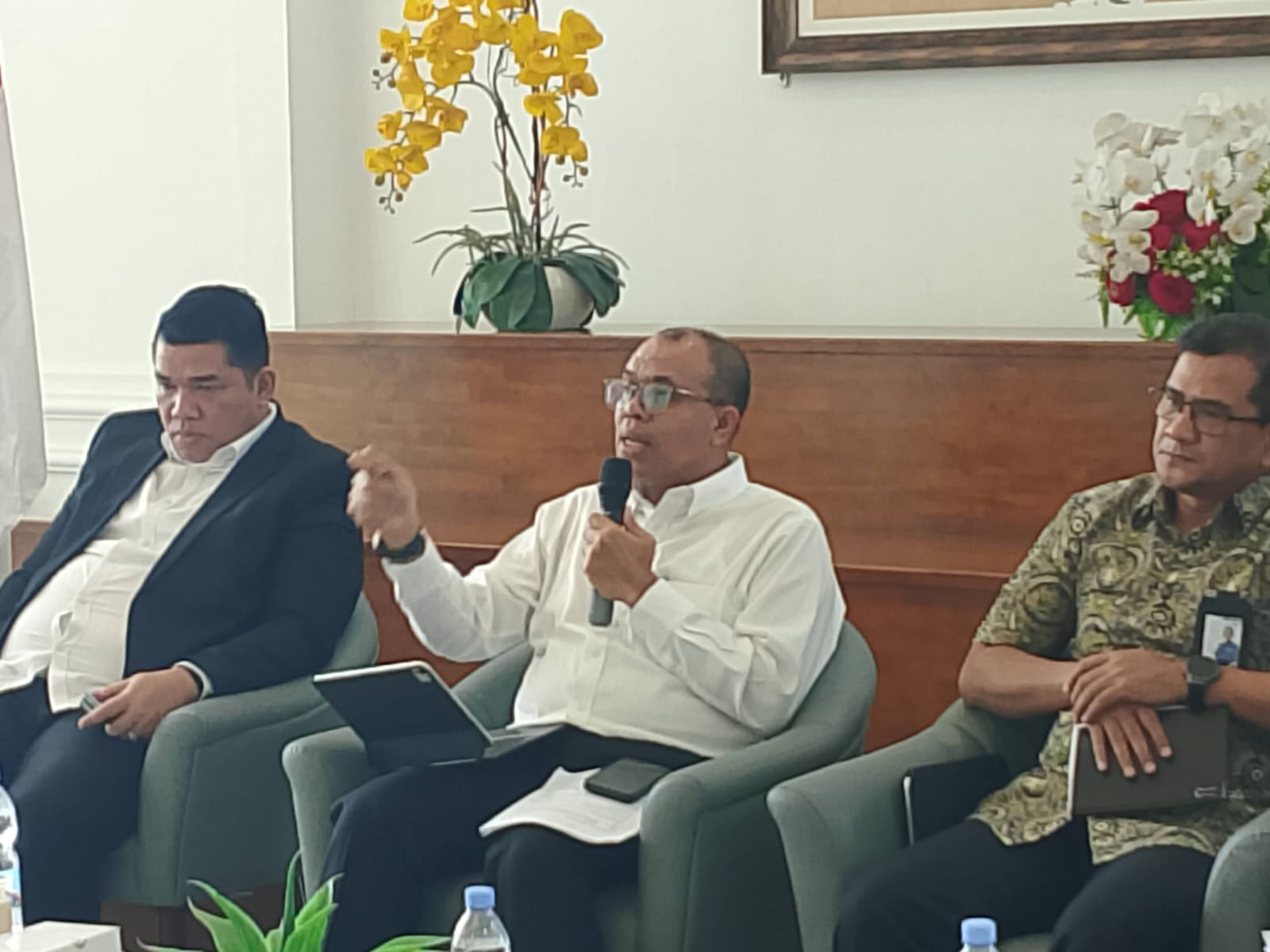 Kadis Kesehatan Sumut, Faisal Hasrimy saat memberikan keterangannya terkait UHC, di Kantor Gubernur Sumut, Rabu (17/9/2025). (IKHSAN/SUMUT POS)