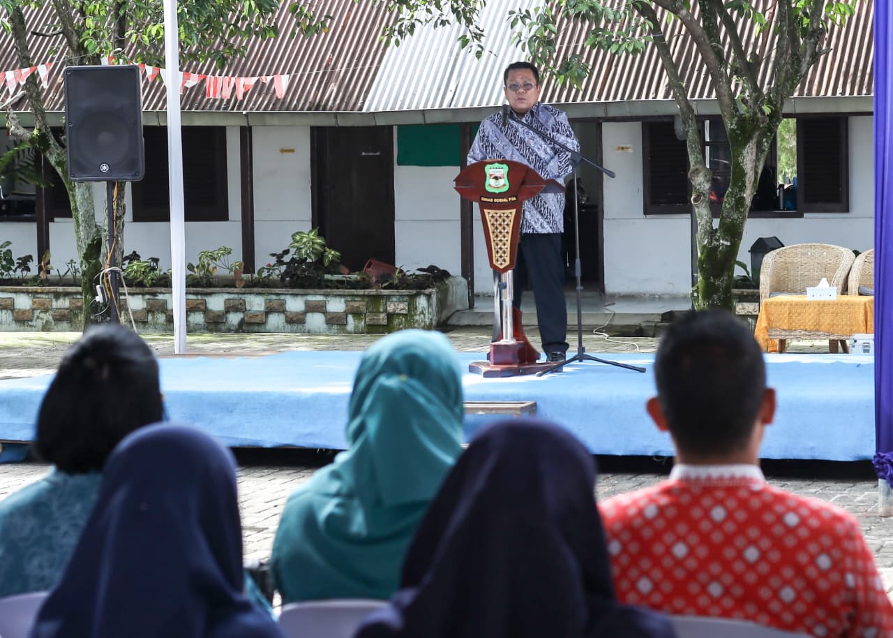 Walikota Pematangsiantar Wesli Silalahi saat memberikan arahan di hadapan peserta sosialisasi. (ISTIMEWA/SUMUT POS)