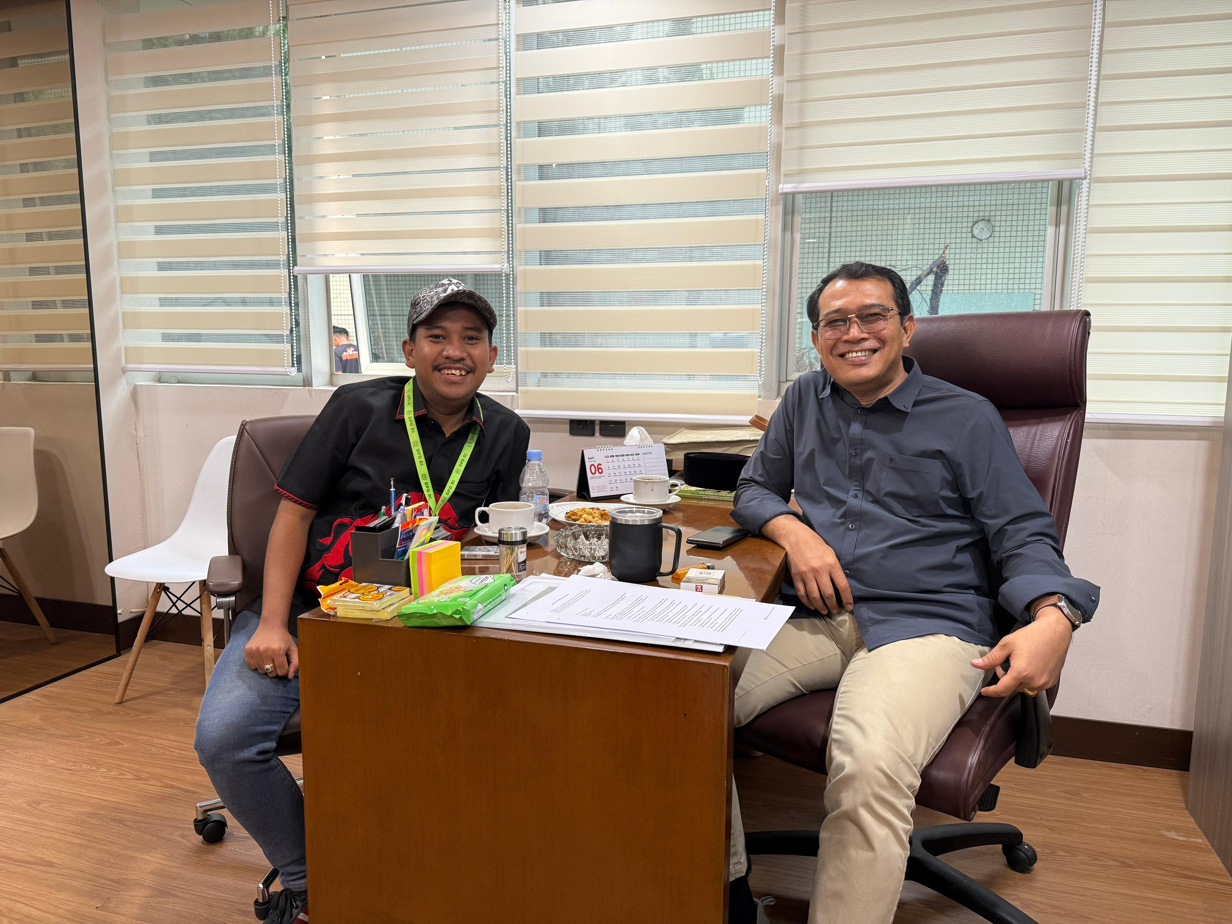 Anggota DPRD Langkat, Matthew Diemas Bastanta (kiri) dan Anggota DPD RI, Pdt Penrad Siagian (kanan) saat berdiskusi dengan membahas sejumlah hal. (Istimewa/Sumut Pos)