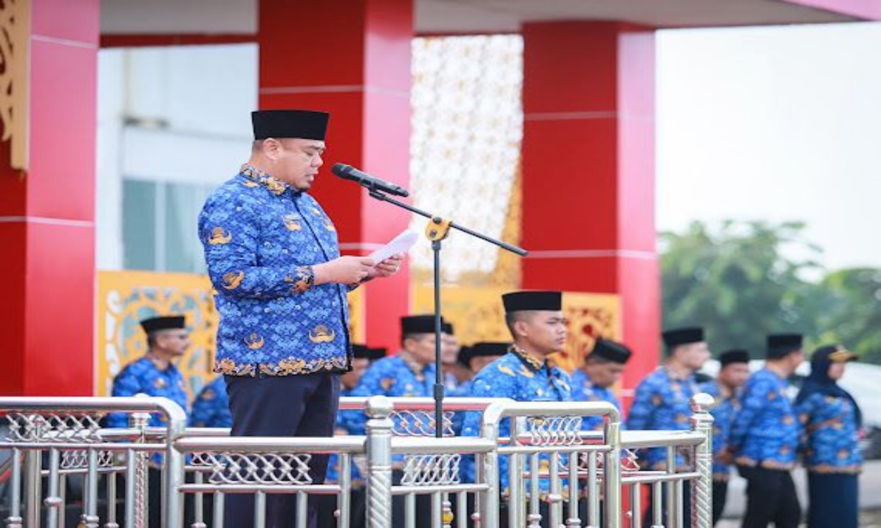 Wakil Bupati Batubara Syafrizal, S.E., M.AP saat  memimpin Upacara Hari Kesadaran Nasional (HKN) di Halaman Kantor Bupati, Kecamatan Limapuluh,  Rabu (17/9/2025). (KomimfoBatubara/ Sumut Pos).