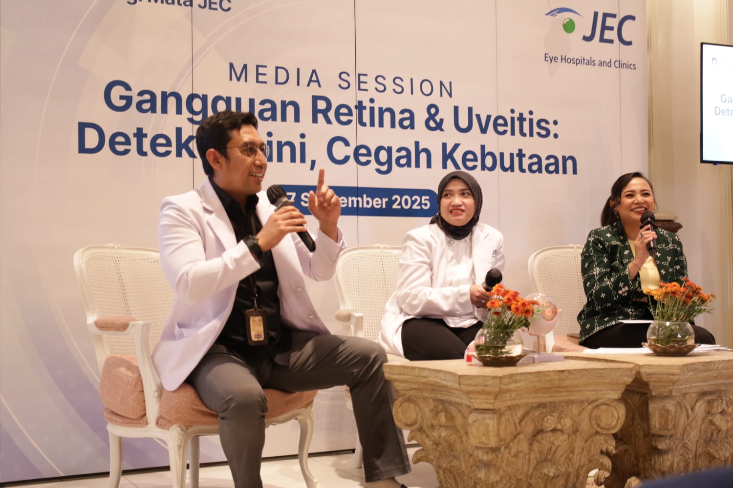 Dr. Referano Agustiawan, SpM(K), Direktur Utama RS Mata  JEC @ Menteng, tengah Dr. Eka Octaviani Budiningtyas, SpM, Dokter Sub Spesialis Ocular Infection and Immunology, JEC Eye Hospitals and Clinics.