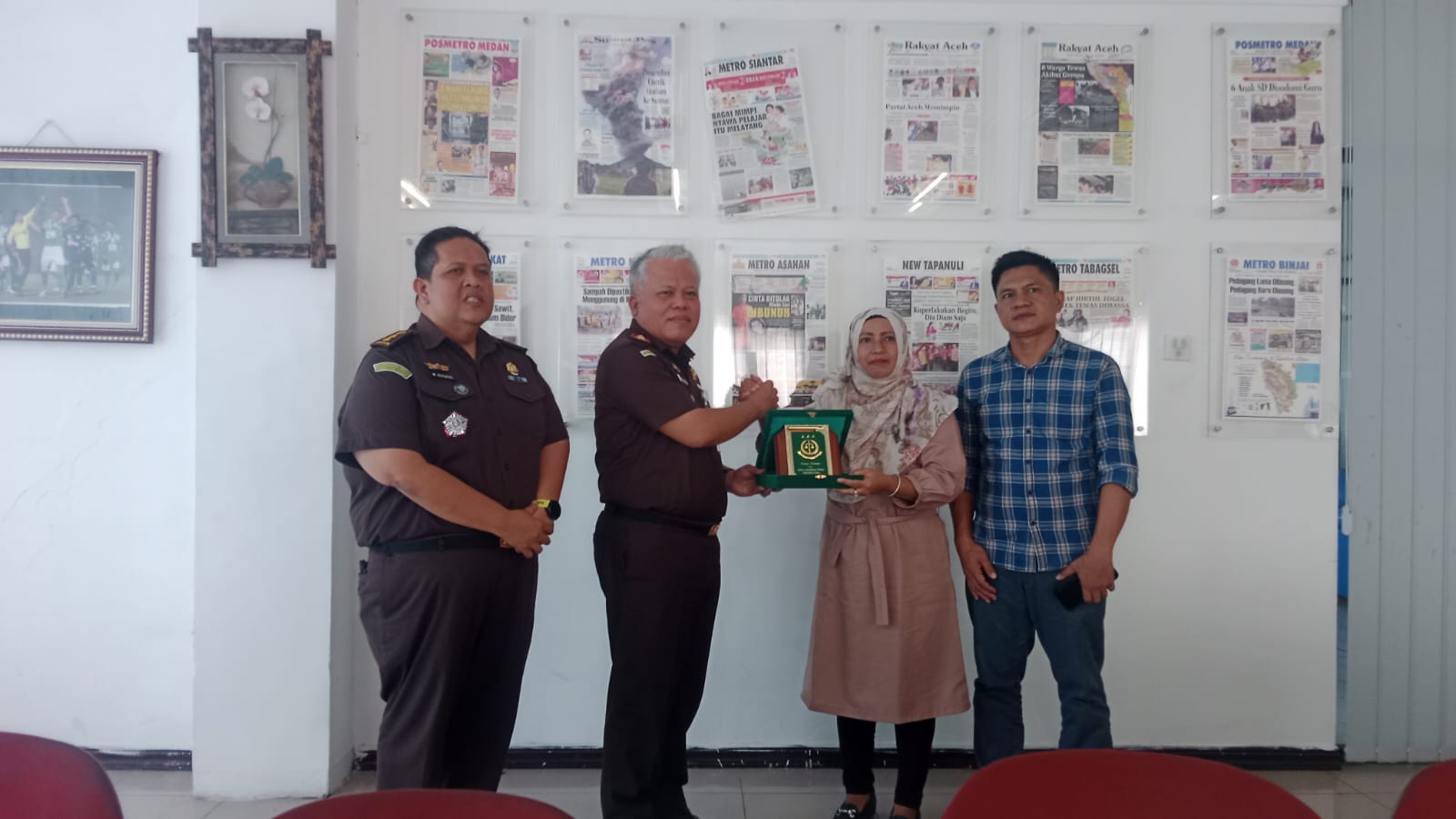 PLAKAT: Kepala Kejati Sumut, Harli Siregar memberikan plakat kepada Pemred Sumut Pos, Asih Astuti saat berkunjung ke Sumut Pos, Kamis (18/9). (AGUSMAN/SUMUT POS)