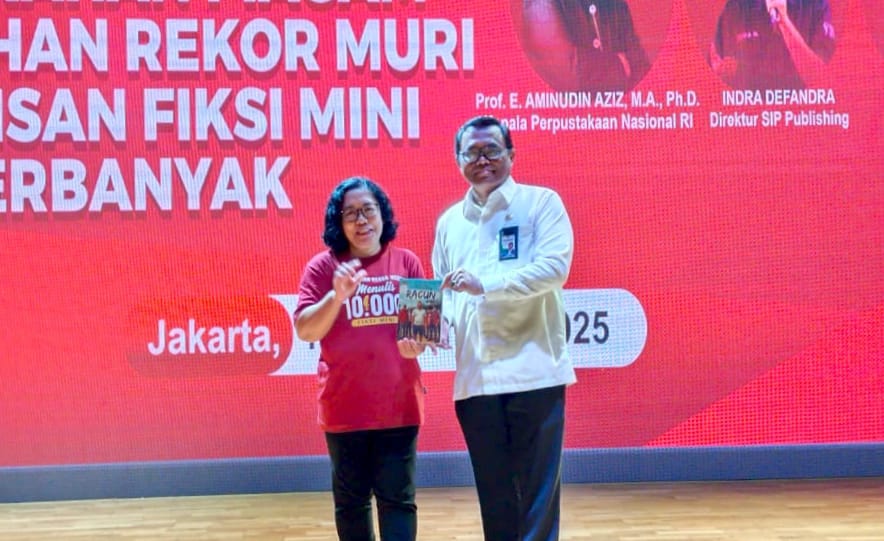 REKOR MURI: Ida Mariani Pasaribu SSos MA (kiri) bersama Deputi Perpustakaan Nasional RI Dr Adin Bondar MSi pada pemecahan rekor Muri. (ISTIMEWA/SUMUT POS)
