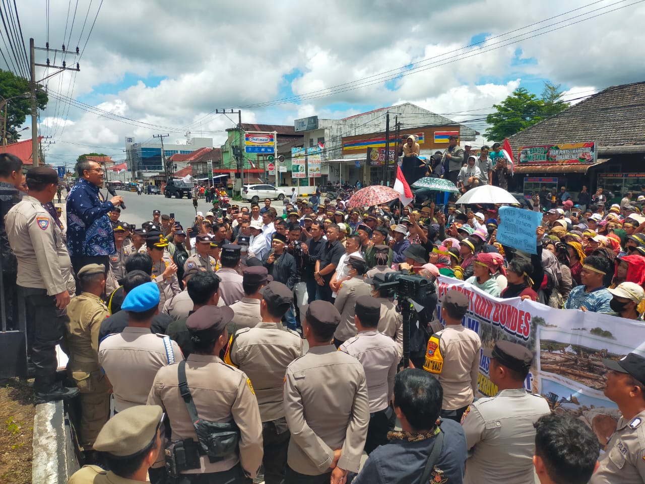 UNJUKRASA. Ratusan warga Desa Parbuluan VI, Kecamatan Parbuluan, unjukrasa ke Kantor Bupati dan DPRD Dairi menuntut supaya aktivitas PT GRUTI dihentikan, Kamis (18/9/2025).RUDY SITANGGANG/SUMUT POS.