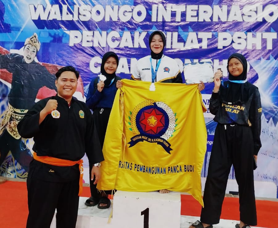 RAIH EMAS: Nur Dini Hasanah, mahasiswi Program Studi Ilmu Hukum Unpab (2 kanan) meraih emas Walisongo International Pencak Silat PSHT Championship 2025. (ISTIMEWA/SUMUT POS)