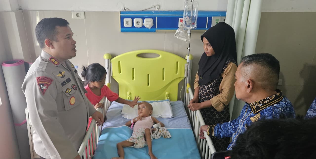 Kapolres Labuhanbatu Selatan, AKBP Aditya S.P. Sembiring, dan Wabup Labusel mengunjungi balita yang mengidap stunting. (KHAIRUDDIN/SUMUT POS)