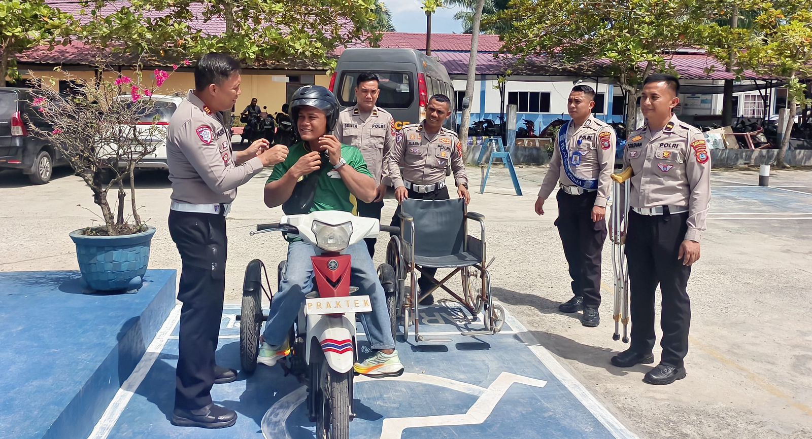 Wagito saat mengikuti test pembuatan SIM. (FADLY/SUMUT POS)