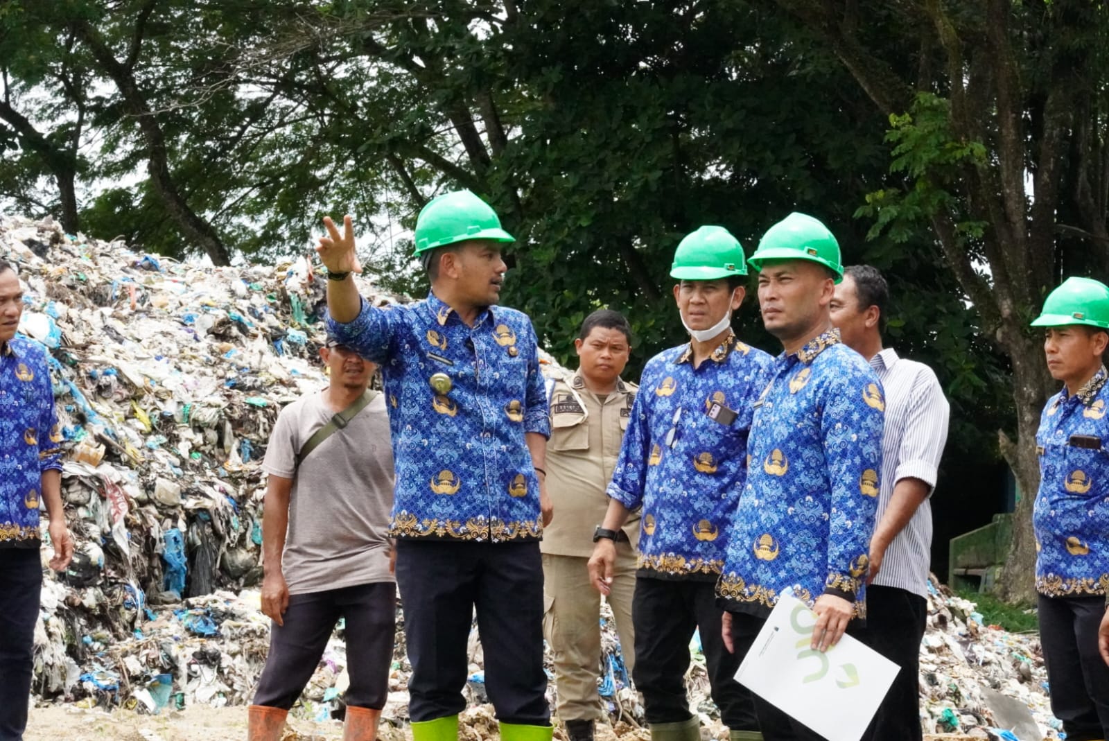 TINJAU: Wali Kota Tebingtinggi Iman Irdian Saragih ketika meninjau TPA di Jalan Baja dan Sungai Bahilang di dua tempat berbeda. (SOPIAN/SUMUT POS)