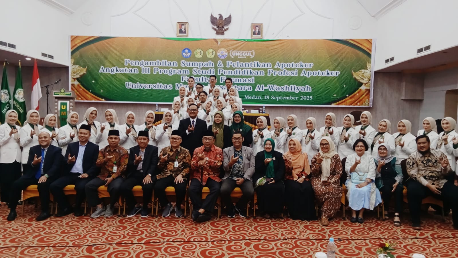 UMN AL-WASHLIYAH: Dr H Firmansyah MSi bersama undangan dan lulusan profesi apoteker angkatan III UMN Al-Washliyah di Hotel Madani Medan, Kamis (18/9). (DEDDI MULIA PURBA/SUMUT POS)