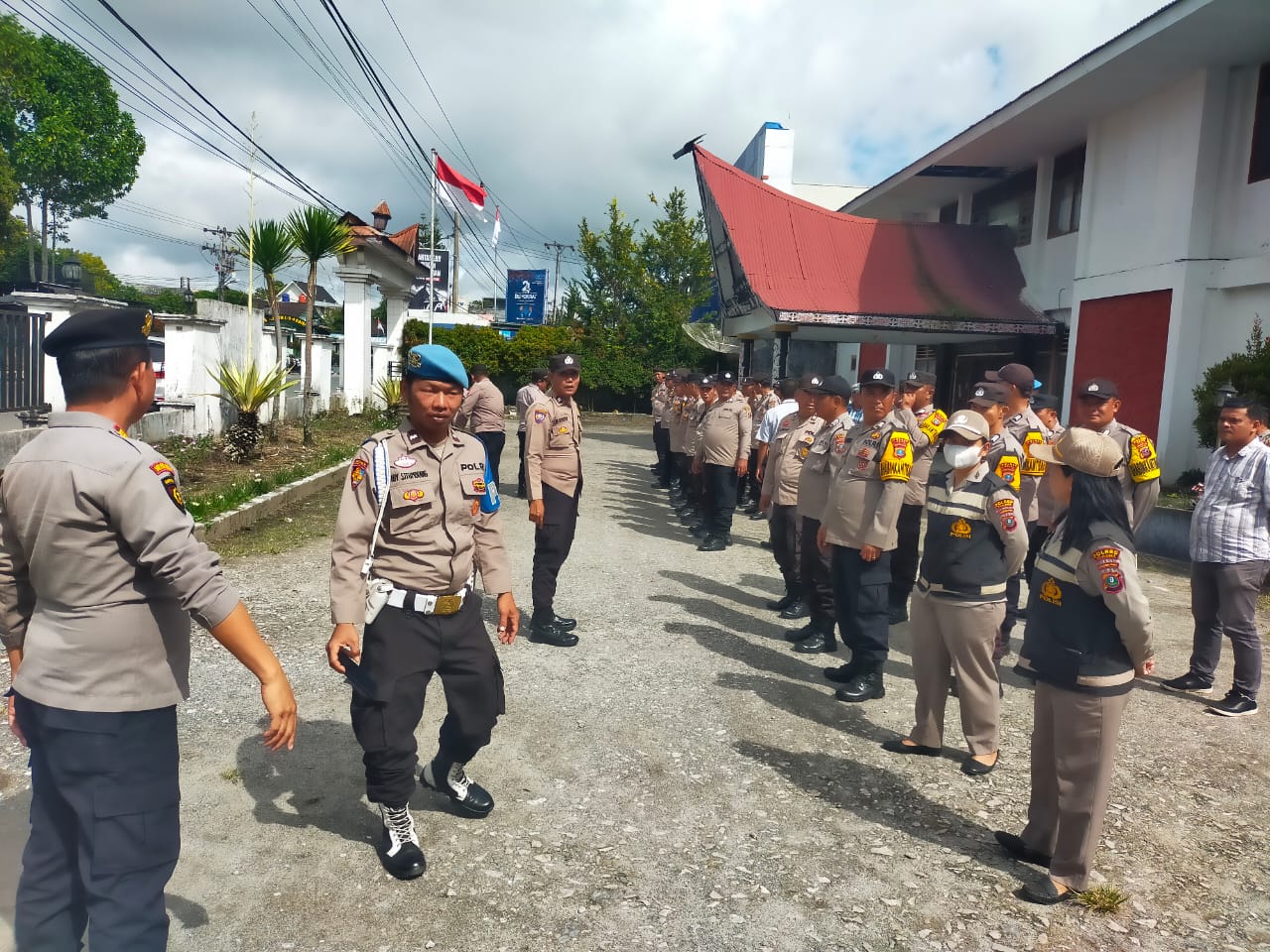 DISIAGAKAN. Personil Polres Dairi, Karo dan Pakpak Bharat disiagakan mengamankan aksi unjukrasa di Kantor DPRD dan Kantor Bupati Dairi, Kamis (18/9/2025).RUDY SITANGGANG/SUMUT POS.