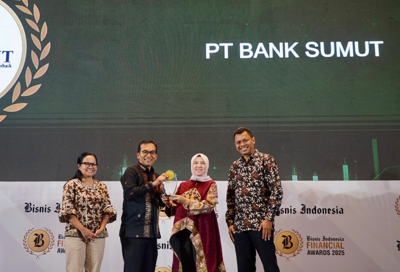 PENGHARGAAN: Direktur Keuangan & Teknologi Informasi PT Bank Sumut, Arieta Aryanti, didampingi Sekretaris Perusahaan Suwandi, saat menerima penghargaan.