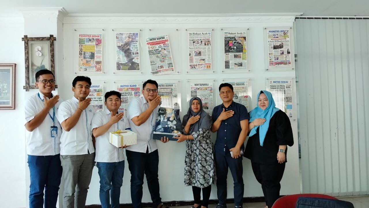 BERSAMA: Kepala Cabang Asuransi Astra Medan, Rangga Septiana dan jajaran foto bersama jajaran Sumut Pos saat media visit, Jumat (19/9/2025). (Dok: Annisa/Sumut Pos)