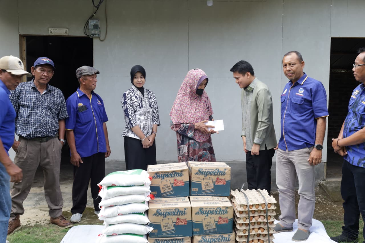 Wakil Ketua DPRD Sumut, Ricky Anthony (tiga dari kanan) saat hadir mengulurkan bantuan kepada Nek Nursidah di Padangtualang, Langkat. (Istimewa/Sumut Pos)