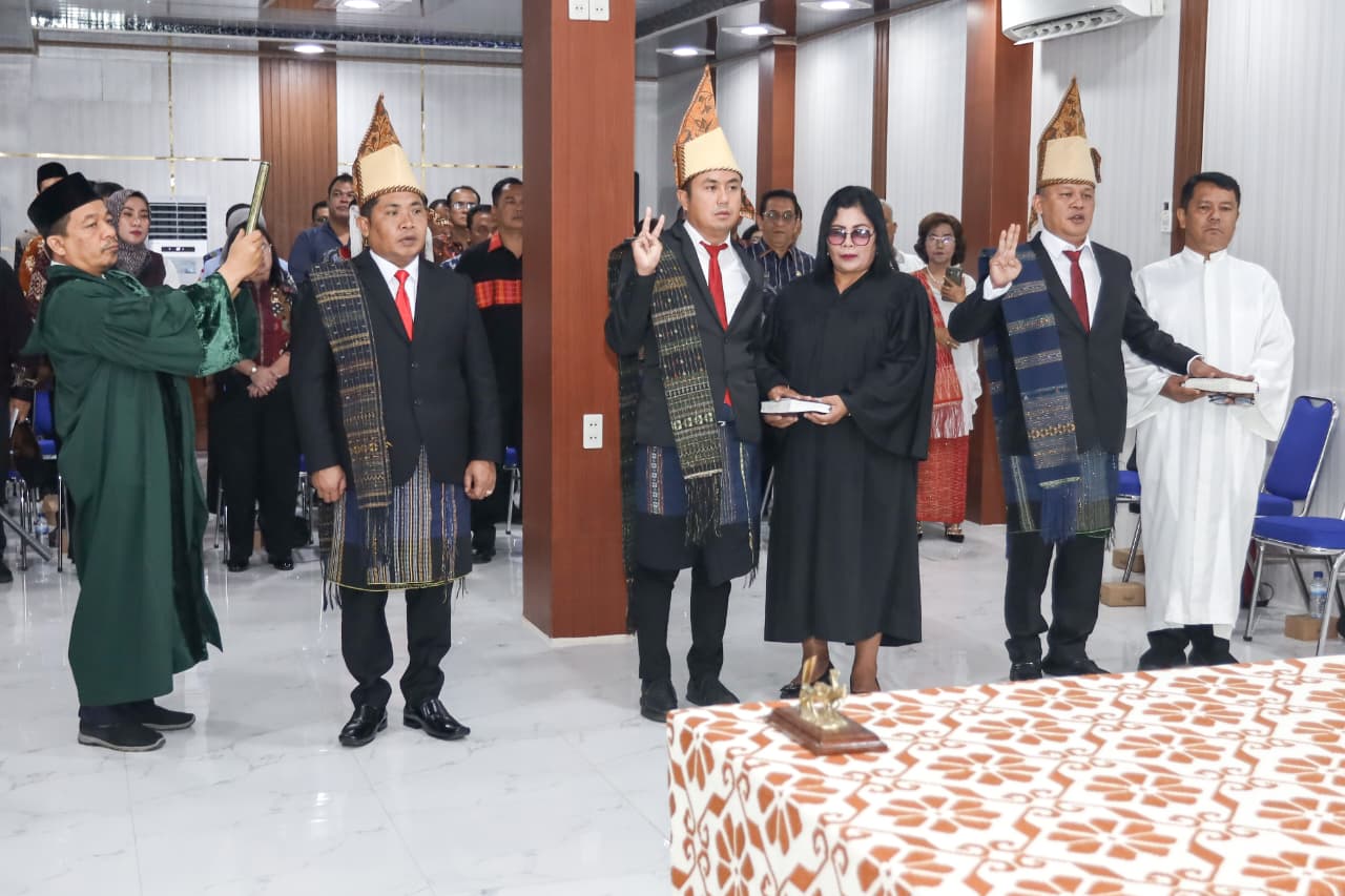 DIAMBIL SUMPAH:  Pengambilan sumpah dan janji Dewan Pengawas dalam proses pelantikan.(ISTIMEWA/SUMUT POS)