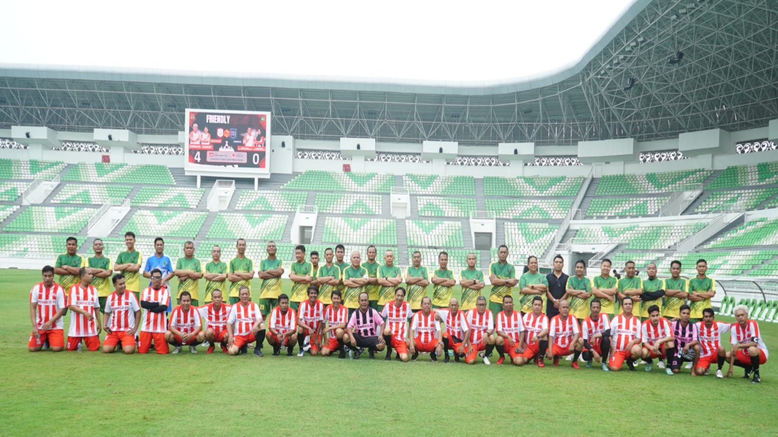 Tim Kejati Sumut (atas) dan Pemred FC (bawah) foto bersama seusai laga persahabatan sepakbola di Stadion Utama Sumatera Utara, Jumat (19/9/2025) pagi. (Agusman/Sumut Pos