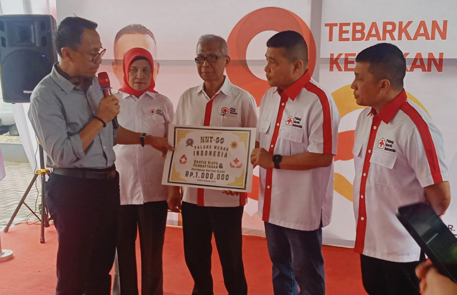 UNPAB: Dr Erwansyah MM (kiri) menyerahkan secara simbolis program tebar kebaikan Unpab kepada pengurus PMI Medan dan Sumut. (DEDDI MULIA PURBA/SUMUT POS)