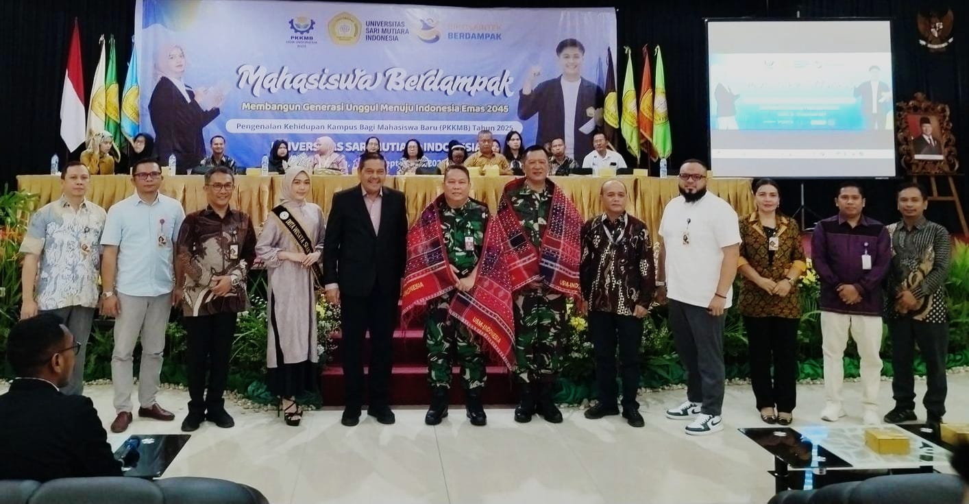 USM INDONESIA: Dr Parlindungan Purba MM (5 kiri) bersama narasumber dari Kementerian Pertahanan, wakil rektor, dekan serta duta wisata dan duta ekowisata di kampus USM Indonesia. (ISTIMEWA/SUMUT POS)