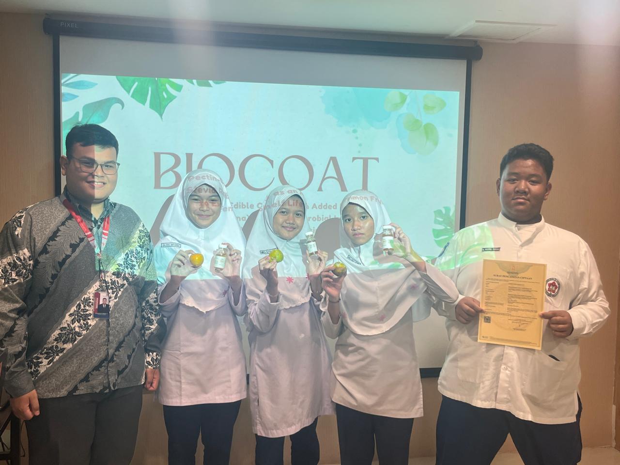 Qalisha Abiyanqa dan kawan-kawan dari Tim Biocoat meraih medali emas dalam ajang internasional. (Istimewa/Sumut Pos)