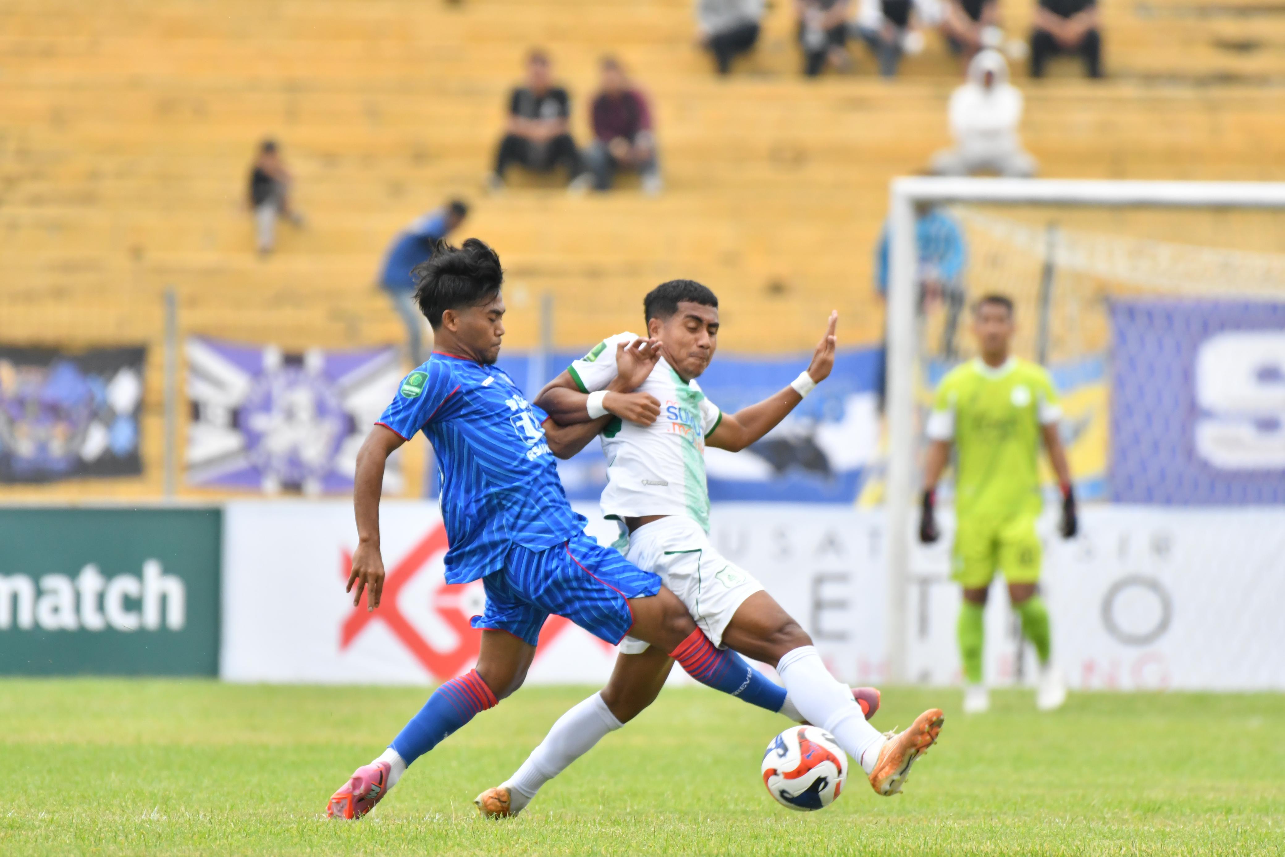 REBUTAN: Pemain PSPS dan PSMS rebutan bola pada pertandingan Pegadaian Championship musim ini di Stadion Kaharuddin Nasution, Sabtu (20/9/2025). (Dok MO PSMS)