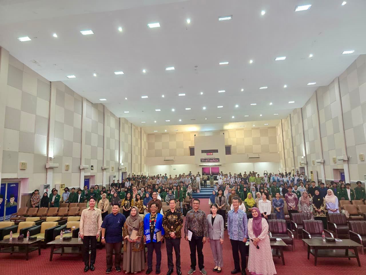 Para undangan, narasumber dan peserta Seminar dan Talkshow &ldquo;Mengejar Mimpi ke Negeri Sakura&rdquo; yang digelar di Gelanggang Mahasiswa USU (19/9/2025) foto bersama. ( Foto : Konsulat Jenderal Jepang)