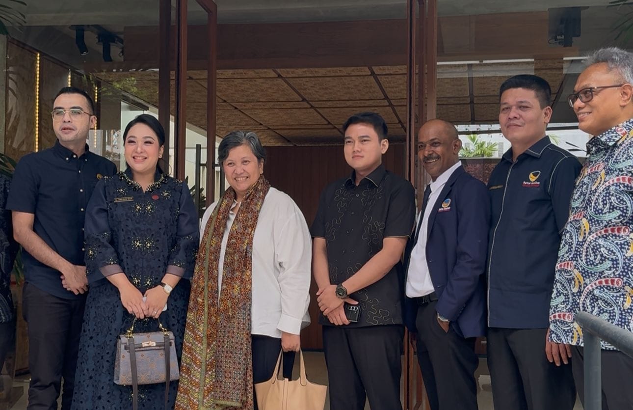 Wakil Ketua DPRD Sumut, Ricky Anthony (empat dari kanan) foto bersama dengan Wakil Ketua MPR usai membuka pelatihan UMKM. (Istimewa/Sumut Pos)