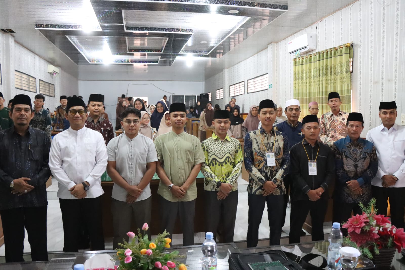 Wakil Wali Kota Binjai, Hasanul Jihadi foto bersama dengan qori-qoriah, hafiz-hafizah. (Diskominfo Binjai/Sumut Pos)