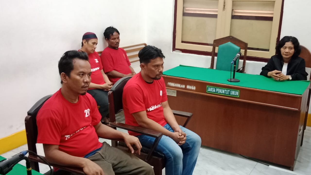 Empat terdakwa kurir sabu-sabu, saat menjalani sidang di PN Medan. (Ist)