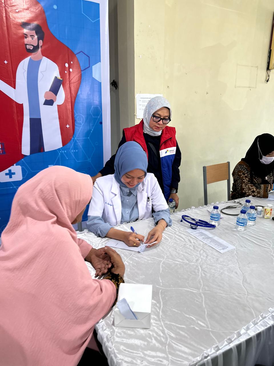 CEK KESEHATAN: Tim kesehatan saat memeriksa kesehatan gratis masyarakat di Aceh Utara. Pemeriksaan kesehatan gratis ini bagian dari CSR. (Dok: PGN)