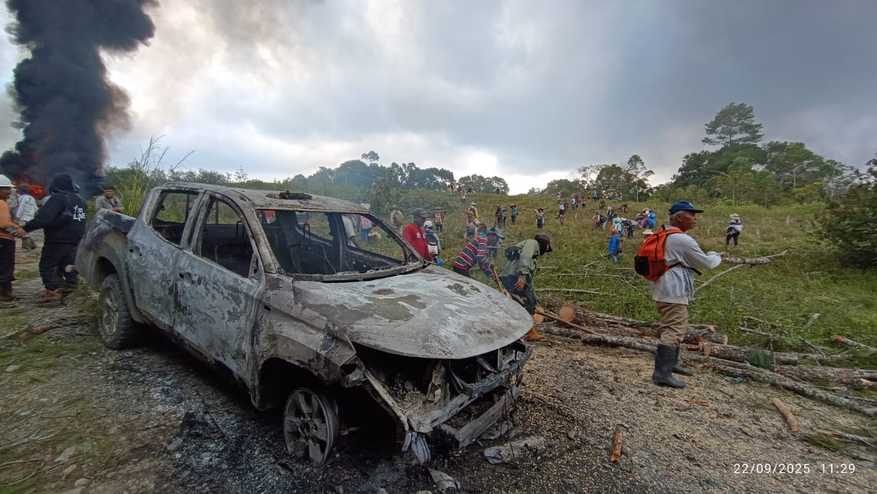 RUSAK: Massa merusak mobil operasional TPL di Desa Nagori, Pematang Sidamanik, Simalungun, Senin (22/9/2025). (Dok: TPL)