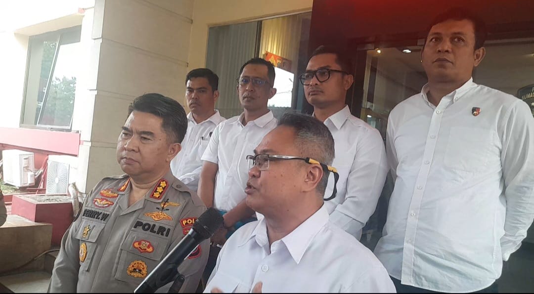 Direskrimum Polda Sumut, Kombes Pol Ricko Taruna Mauruh&nbsp;didampingi Kabid Humas Polda Sumut, Kombes Pol Ferry Walintukan saat temu pers.  (Dewi Syahruni Lubis/Sumut Pos)