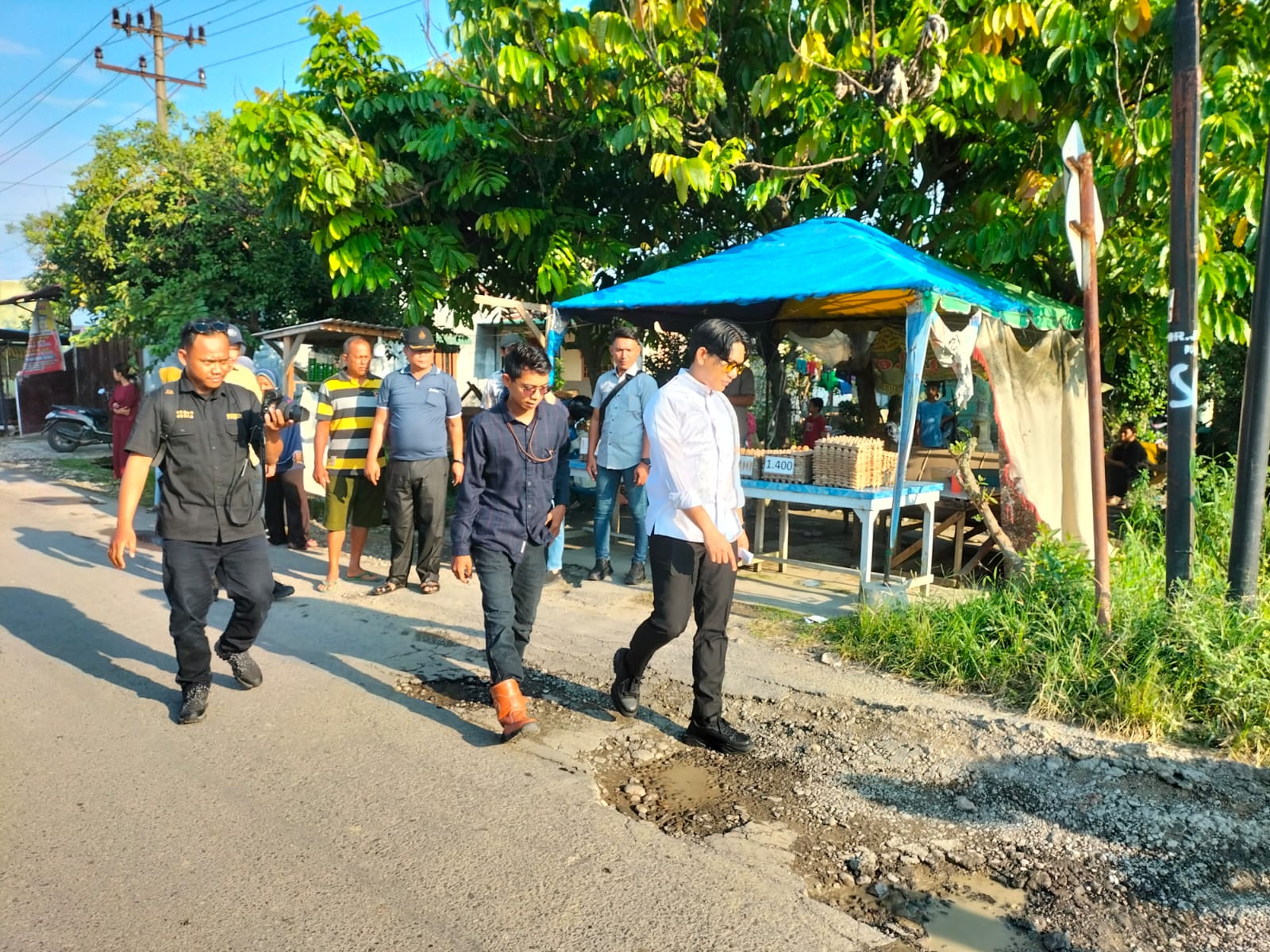 Wawako Binjai, Hasanul Jihadi saat melihat jalan rusak yang merespon keluhan masyarakat. (Istimewa/Sumut Pos)