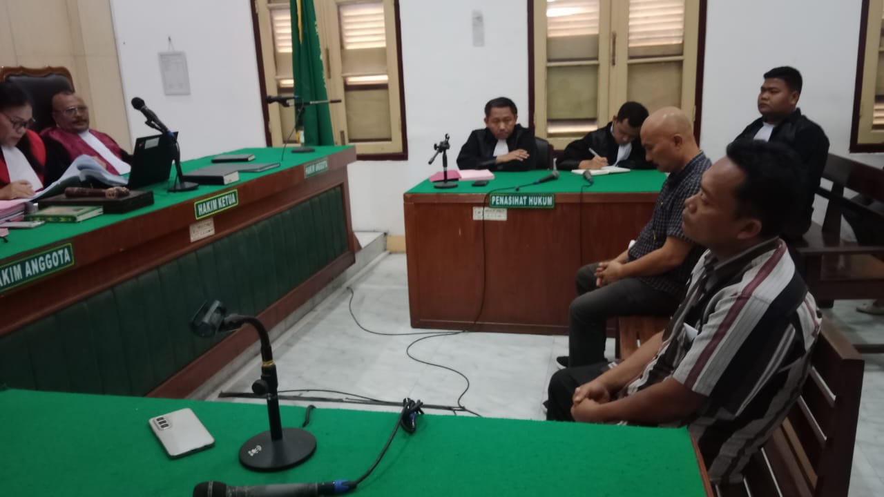 Mantan Kadis Kominfo Taput, Polmudi Sagala dan rekannya Hanson Einstein Siregar selaku PPK, saat menjalani sidang di Pengadilan Tipikor Medan. (Ist)