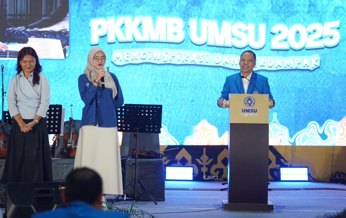 MAHASISWI VIRAL: Prof Dr Agussani MAP berdialog dengan dua mahasiswi UMSU yang viral saat berpidato di acara wisuda. (ISTIMEWA/SUMUT POS)