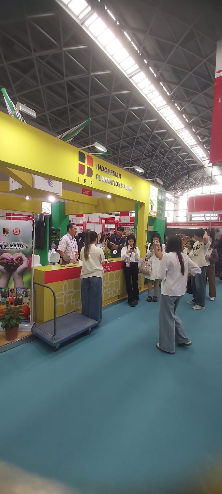 Pengunjung dan  sejumlah mahasiswa Guangxi University antusias bertanya tentang sawit di booth BPDP di ajang CAEXPO-CABIS ke-22 17-21 September  2025 di NICEC, Guangxi (Istimewa/ Sumut Pos)