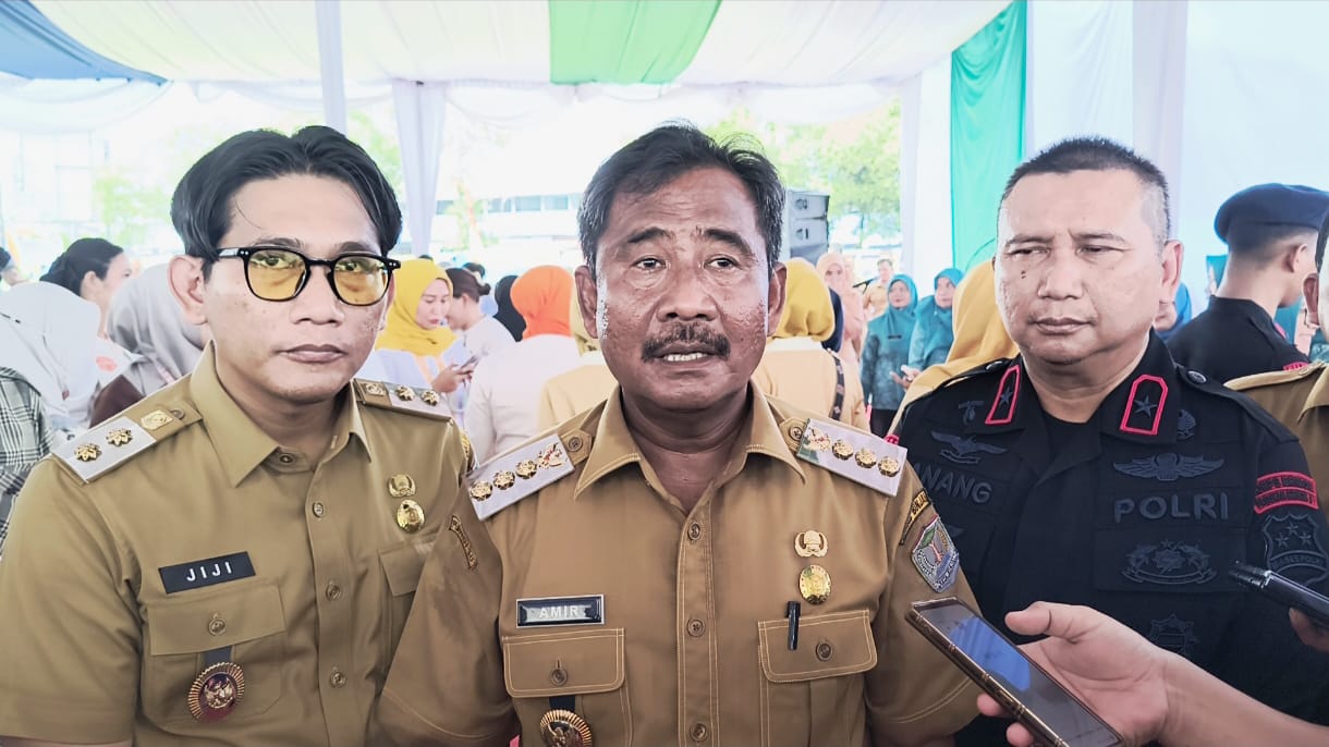 Wali Kota Binjai, Amir Hamzah (tengah) didampingi wakil wali kota, Hasanul Jihadi (kiri) saat diwawancarai usai peluncuran program berobat gratis pakai KTP. (Teddy Akbari/Sumut Pos)