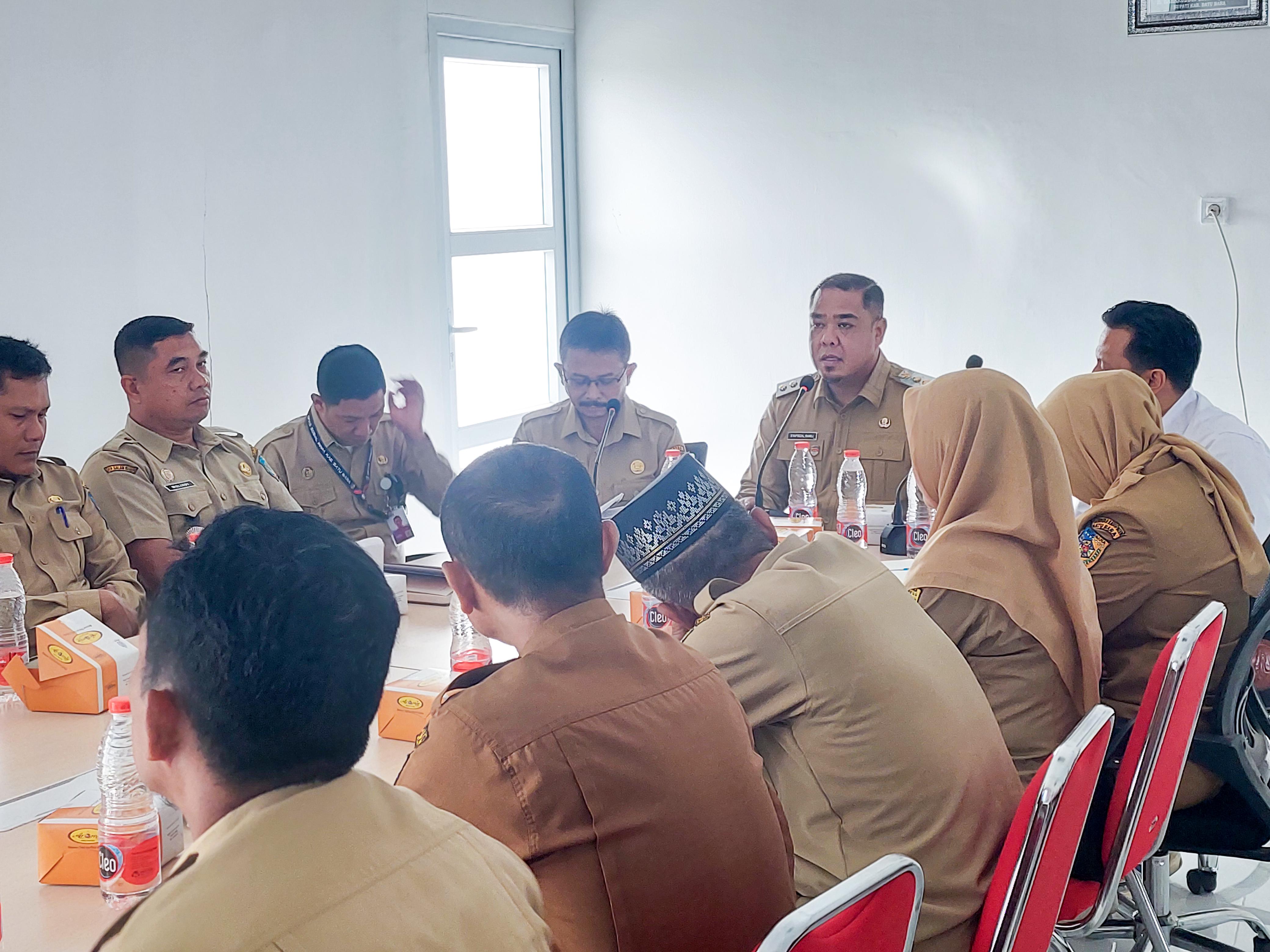 Wabup Batubara  Syafrizal, SE, M.AP saat pimpin Rapat Evaluasi terkait Penyaluran Bantuan Pangan Beras Tahun 2025 dengan Kepala Bulog Cabang Kisaran  Gusdi Prasmana dan jajaran. (DISKOMINFO BATUBARA)