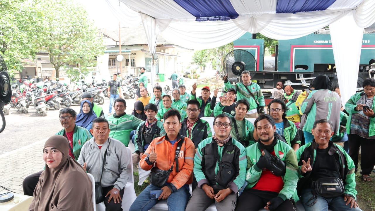 Para Ojol dan keluarga antusias mendapatkan kacamata gratis yang di bagikan Bank Mestika.