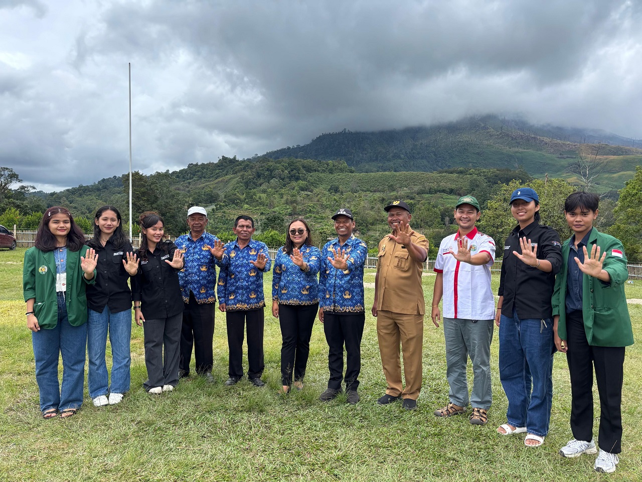 Samerdanta Sinulingga, S.ST.Par., M.Par., bersama dosen lintas fakultas dan mahasiswa.
