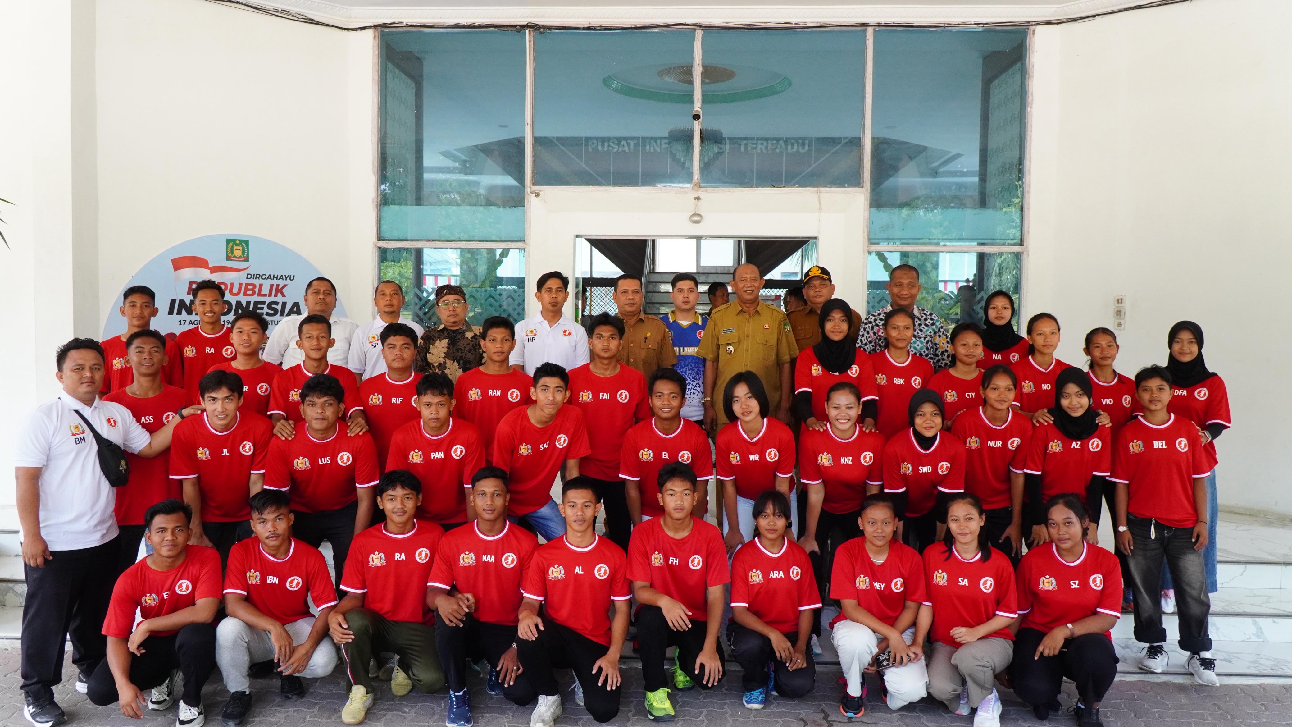 Foto bersama Bupati Langkat, Syah Afandin dengan atlet bola tangan. (Diskominfo Langkat/Sumut Pos)