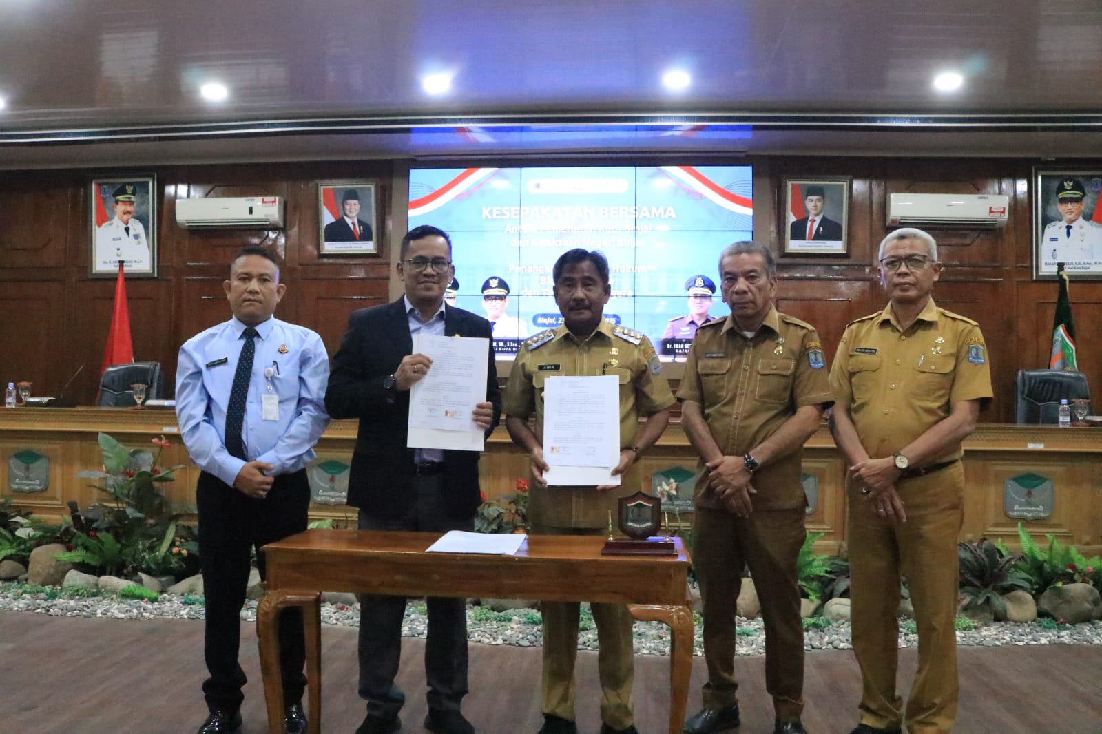 Wali Kota Binjai, Amir Hamzah dan Kajari Binjai, Iwan Setiawan saat menunjukkan kerjasama bidang datun usai melakukan penandatanganan bersama. (Diskominfo Binjai/Sumut Pos)