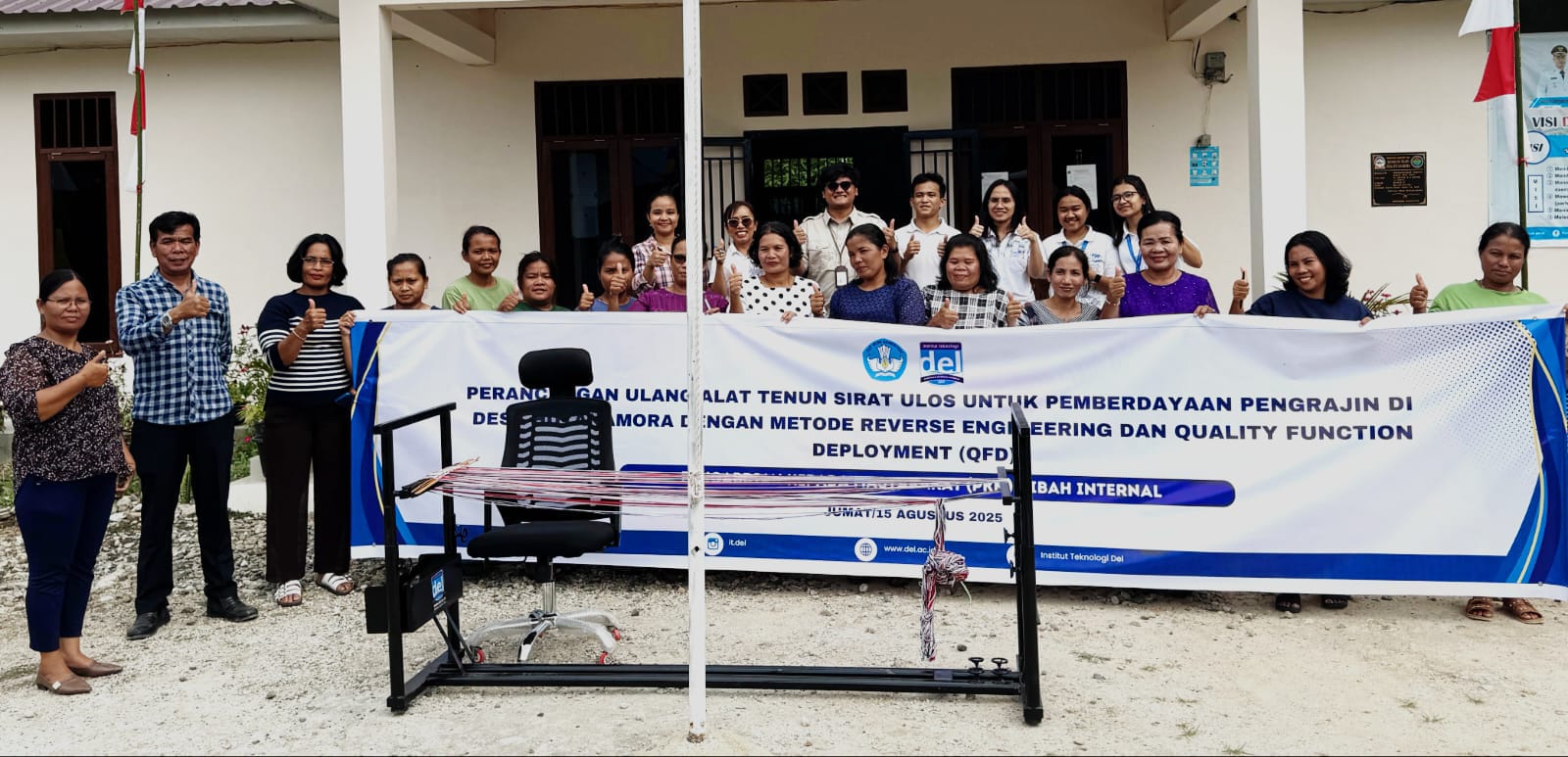 IT DEL: Kegiatan PKM perancangan ulang alat tenun sirat ulos di Desa Hutanamora oleh dosen dan mahasiswa IT Del. (ISTIMEWA/SUMUT POS)