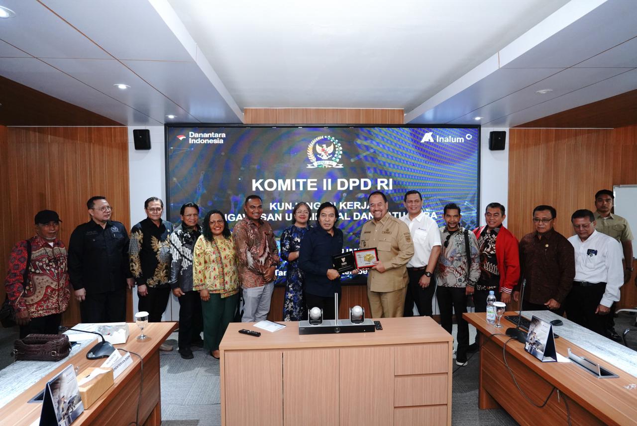 Bupati Batubara H Baharuddin Siagian SH MSi didampingi Direktur Operasi  Ivan Ermisyam, Kepala Grup Operasi Pabrik Peleburan Ismadi YS sambut Rombongan Ketua  Komite II DPD RI.