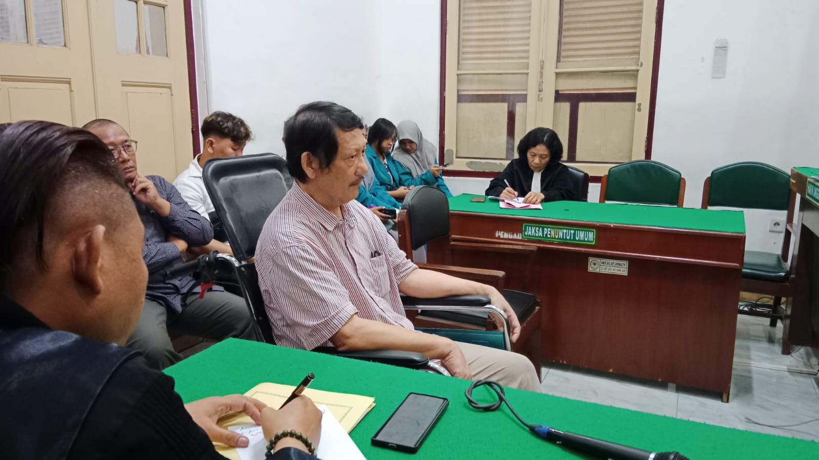 dr Paulus Yusnari terdakwa kasus pengrusakan, menjalani sidang putusan di PN Medan, Selasa (23/9/2025). (AGUSMAN/SUMUT POS)