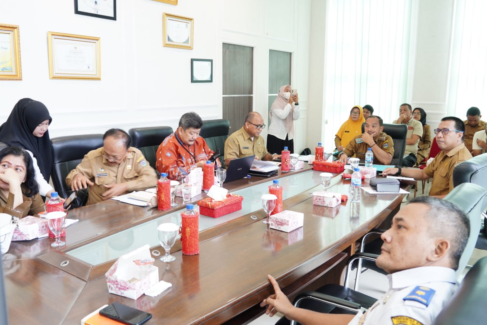 RAKOR: Wali Kota Tebingtinggi Iman Irdian Saragih didampingi Kepala BPS Azantaro, OPD dan TPID saat mengikuti rakor Pengendalian Inflasi bersama Kemendagri. (ISTIMEWA/SUMUT POS)