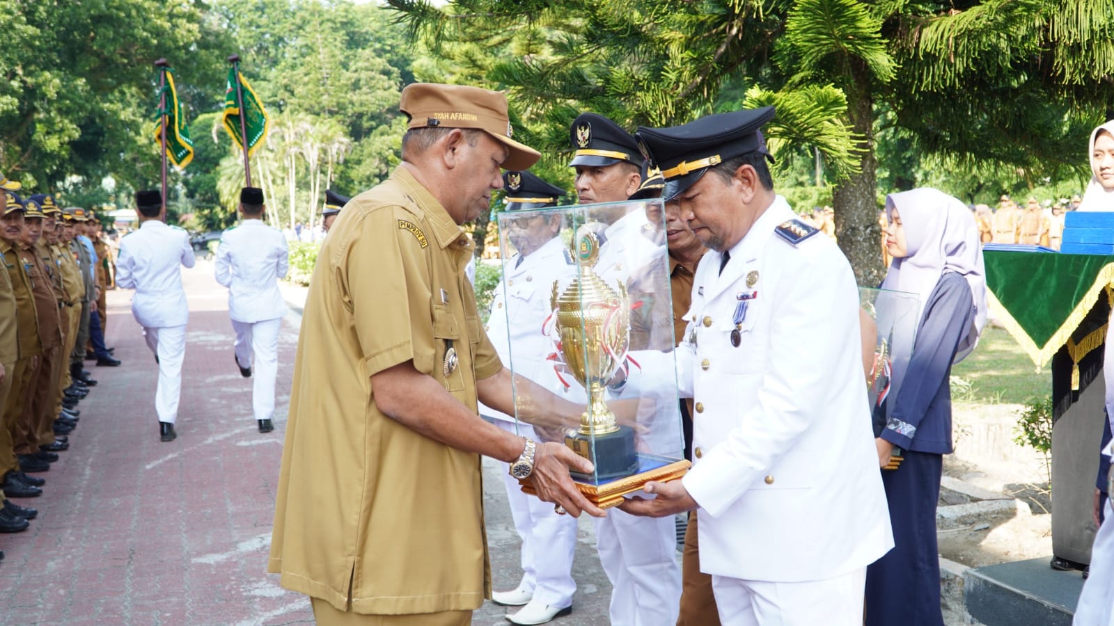 Bupati Langkat, Syah Afandin saat memberikan penghargaan kecamatan terbaik usai apel. (Diskominfo Langkat/Sumut Pos )