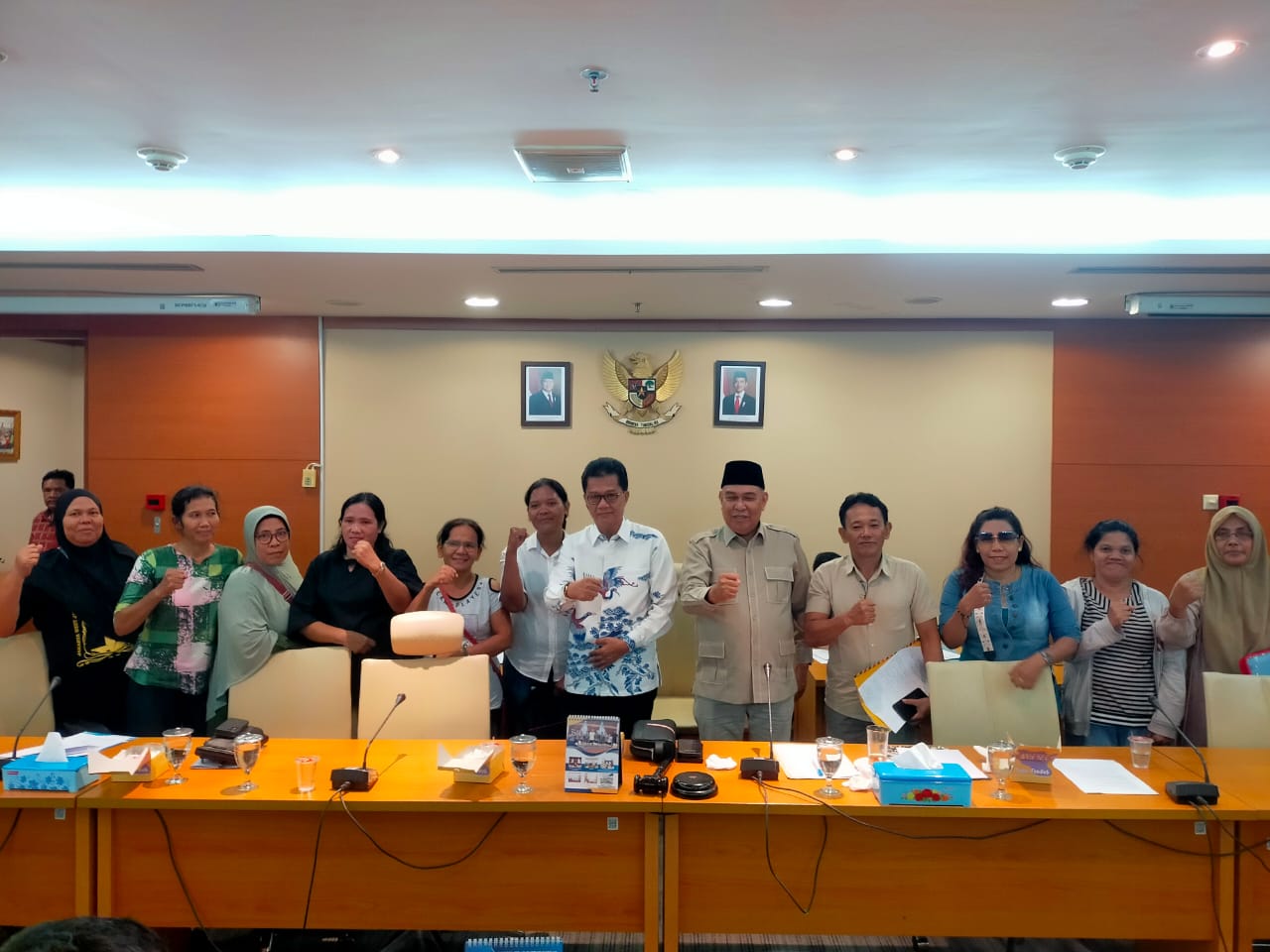 Komisi E DPRD Provinsi Sumut, HM Subandi dan sejumlah anggota dewan lainnya foto bersama mantan karyawan PT Shamrock di gedung DPRD Sumut.