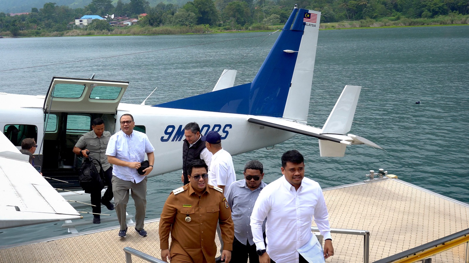 Gubsu Bobby Nasution bersama Bupati Samosir saat melakukan demo flight seaplane di Pelabuhan Mariana Resort, Kecamatan Simanindo, Kabupaten Samosir. (ISTIMEWA/SUMUT POS)