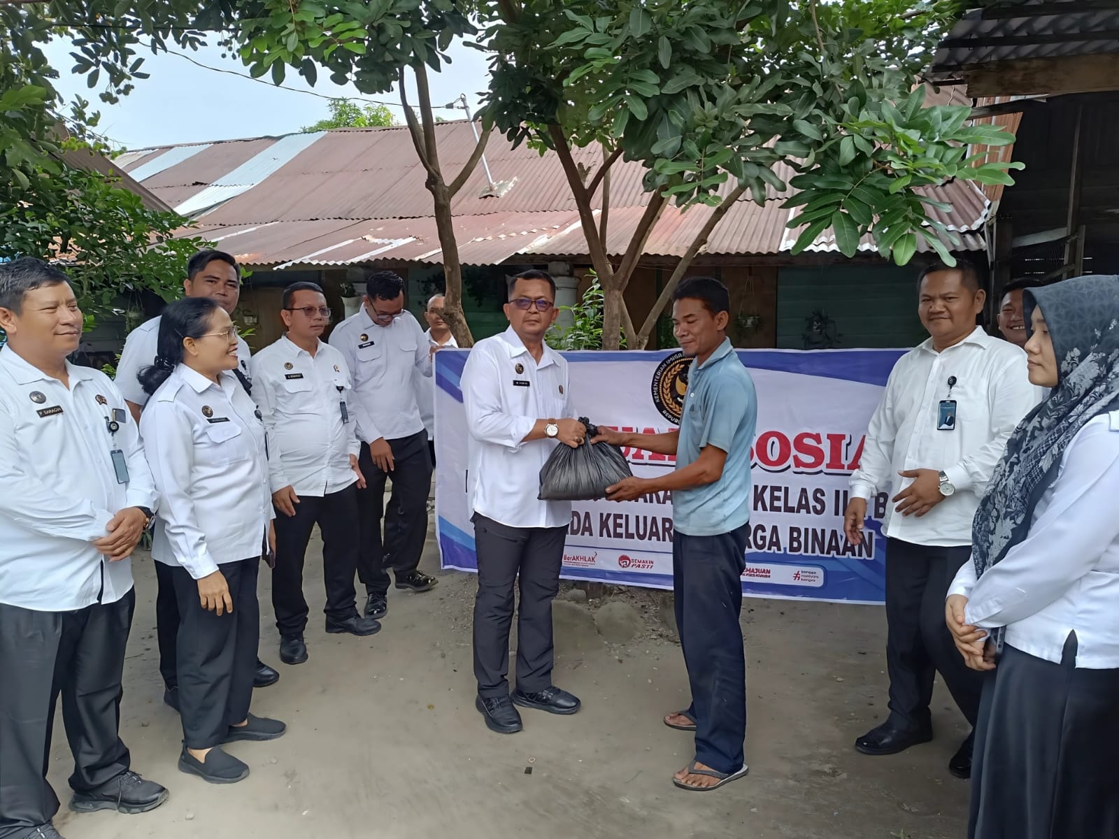 Kalapas Binjai, Wawan Irawan saat memberikan sembako kepada masyarakat dalam aksi kepedulian. (Istimewa/Sumut Pos)