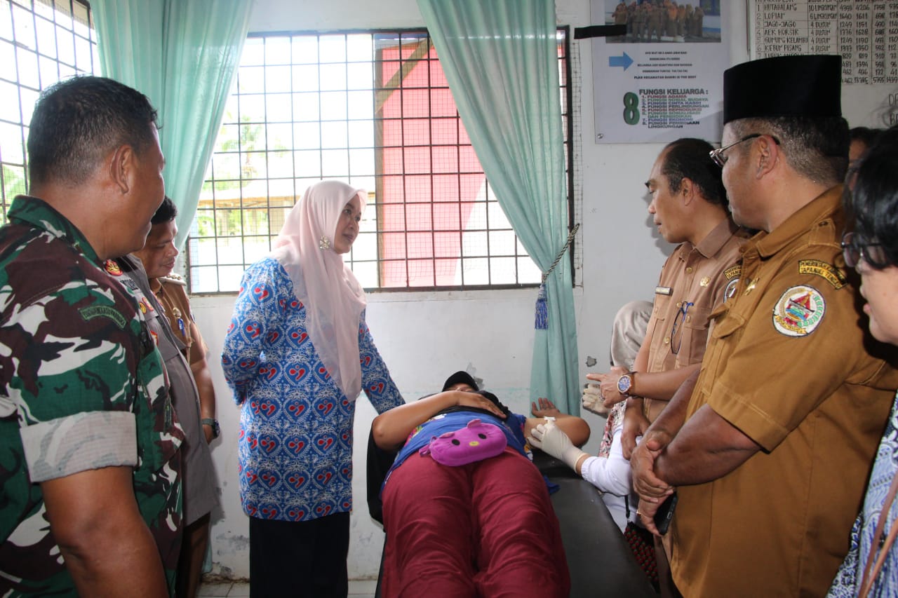 Kepala Perwakilan BKKBN Sumut, Dr Fatmawati STM Eng saat menghadiri Pelayanan KBKR di Tapteng. (Sumut Pos/Dokumen Pribadi)
