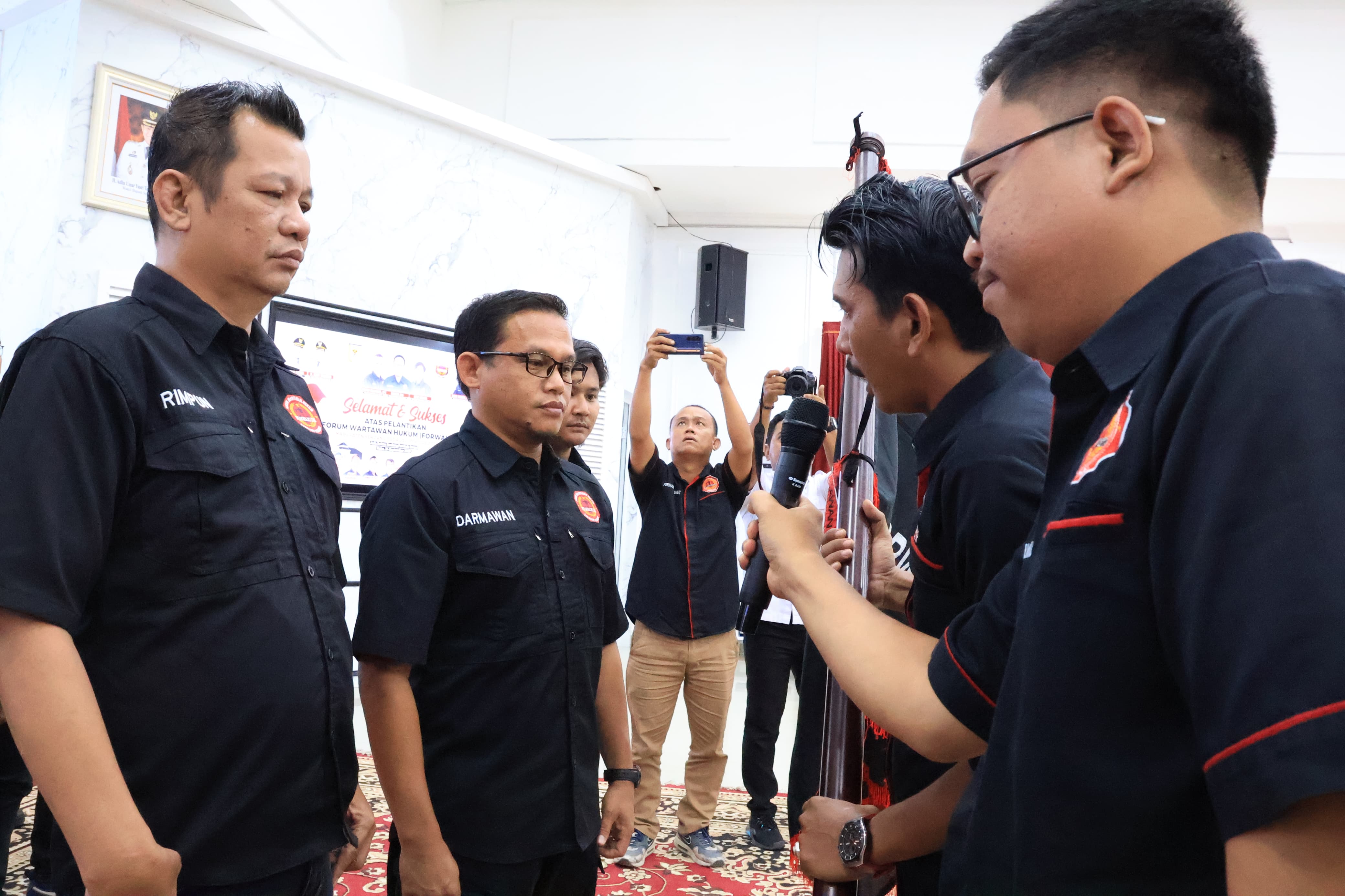 : Ketua Forwakum Sumut Aris Rinaldi Nasution saat berikan tongkat kepengurusan ( PATAKA ) Forwakum Sergai kepada ketua terpilih Darmawan. ( Fadly/ Sumut Pos )
